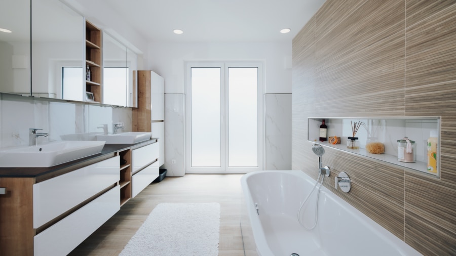Moderne, hochwertige Neubau-Villa mit großer Einliegerwohnung - Modernes Tageslichtbad mit Dusche und Badewanne