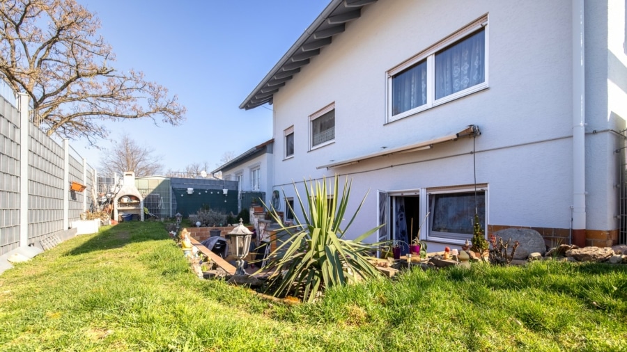 Aussenansicht aus dem Garten - Attraktive Kapitalanlage mit fünf vermieteten Einheiten im Gewerbegebiet FR-Haid