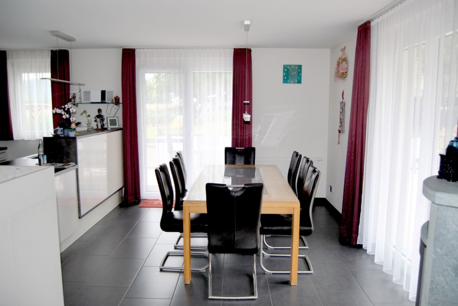 Esszimmer mit Zugang auf die Terrasse - Einfamilienhaus mit Panoramablick in Staufen-Wettelbrunn