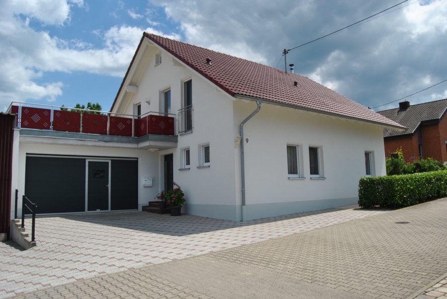 Ansicht mit Garage - Einfamilienhaus mit Panoramablick in Staufen-Wettelbrunn