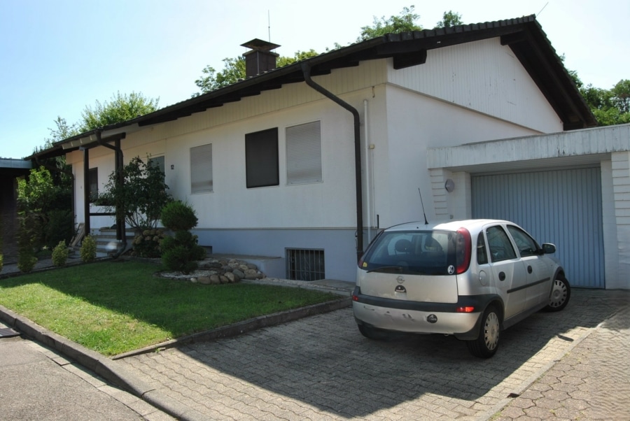 Garage und Außenstellplatz für Ihre Fahrzeuge - Einfamilienhaus mit großem Grundstück in Ballrechten-Dottingen