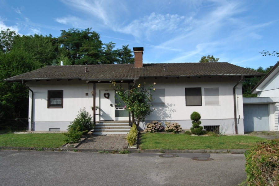 Hausansicht - Einfamilienhaus mit großem Grundstück in Ballrechten-Dottingen