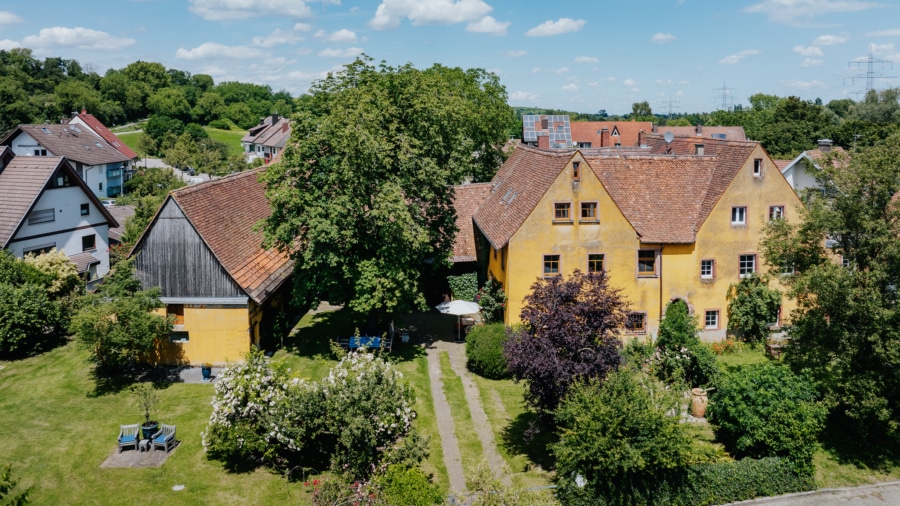 Ansicht des denkmalgeschützten Anwesens (Drohne) - Wohnen im Denkmal: Historische Schlosshälfte in Opfingen mit einem parkähnlichen Grundstück