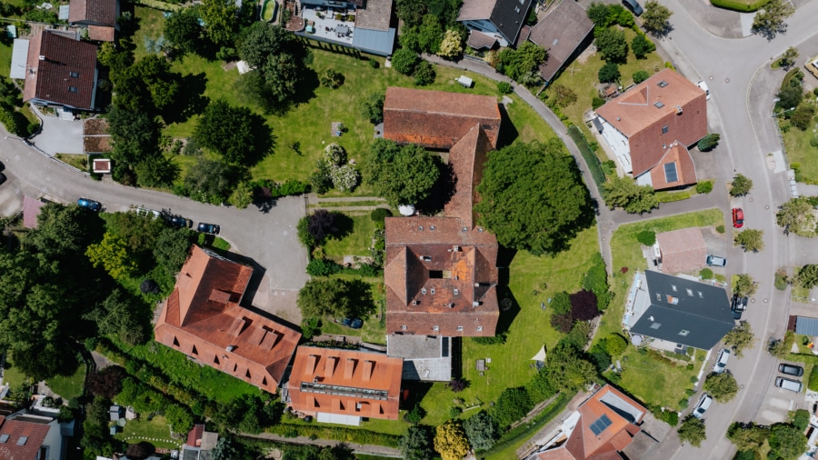 Vogelperspektive (Drohnenaufnahme) - Wohnen im Denkmal: Historische Schlosshälfte in Opfingen mit einem parkähnlichen Grundstück