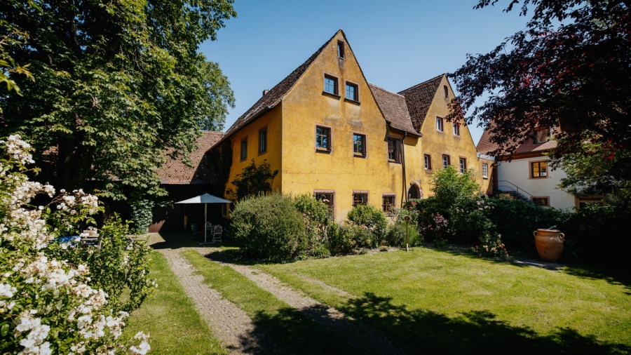 Im Garten eingebettet befindet sich... - Wohnen im Denkmal: Historische Schlosshälfte in Opfingen mit einem parkähnlichen Grundstück