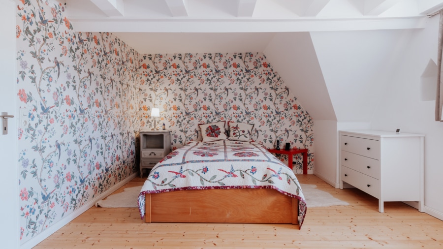 Charmantes Schlafzimmer im Dachgeschoss... - Wohnen im Denkmal: Historische Schlosshälfte in Opfingen mit einem parkähnlichen Grundstück