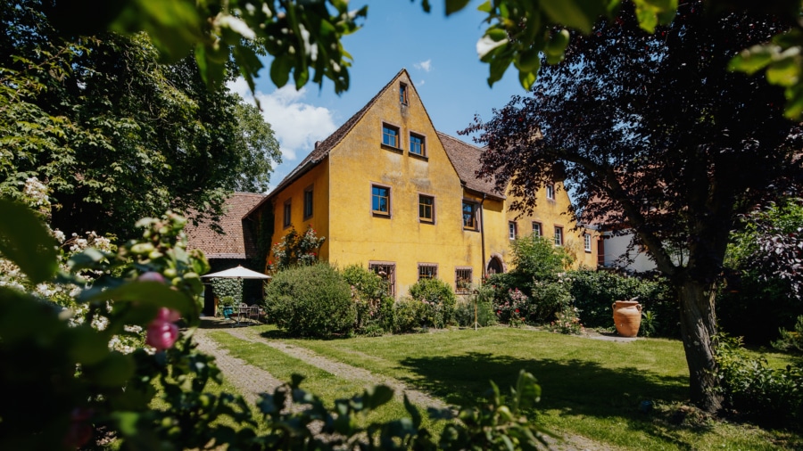 Hauptbild - Wohnen im Denkmal: Historische Schlosshälfte in Opfingen mit einem parkähnlichen Grundstück