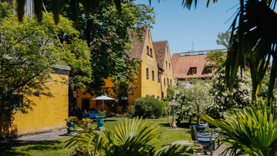 Liebevoll angelegter Schlossgarten... - Wohnen im Denkmal: Historische Schlosshälfte in Opfingen mit einem parkähnlichen Grundstück