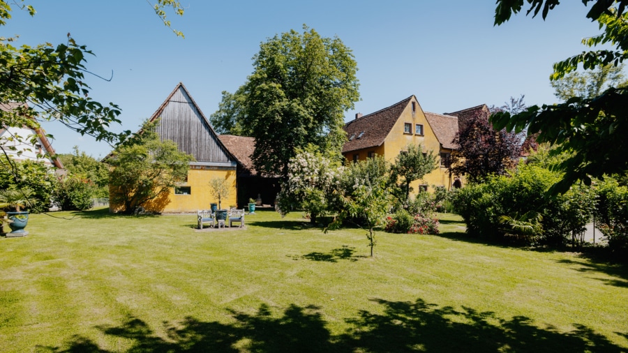 ...mit parkähnlicher Anlage... - Wohnen im Denkmal: Historische Schlosshälfte in Opfingen mit einem parkähnlichen Grundstück