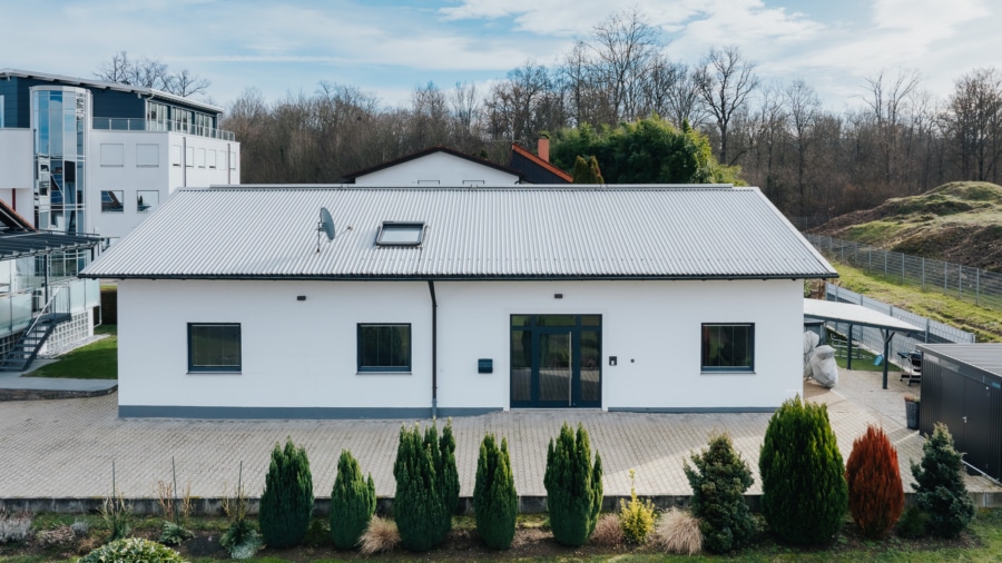 Bürohaus mit Einliegerwohnung im DG - ATTRAKTIVES ENSEMBLE Wohnen und Arbeiten in Umkirch