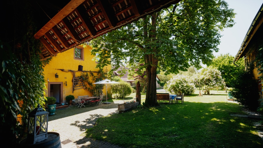 ...der Zugang zum Haus mit schönem Innenhof - Großzügiges Einfamilienhaus in Opfingen mit viel Potenzial und parkähnlichem Grundstück