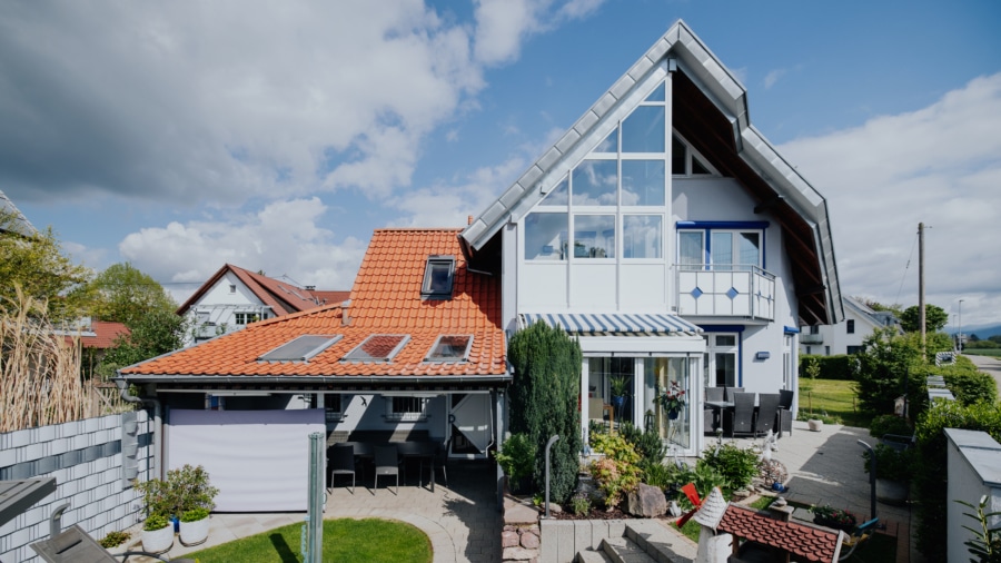 Sehr gepflegtes Zweifamilienhaus mit Einliegerwohnung in March-Neuershausen - Gesamtansicht