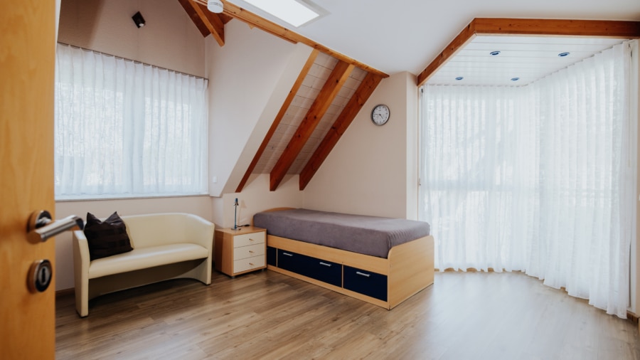 Sehr gepflegtes Zweifamilienhaus mit Einliegerwohnung in March-Neuershausen - Eines der Schlafzimmer im Dachgeschoss
