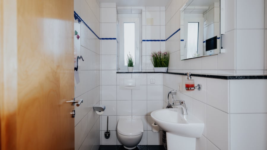 Sehr gepflegtes Zweifamilienhaus mit Einliegerwohnung in March-Neuershausen - Gäste-WC