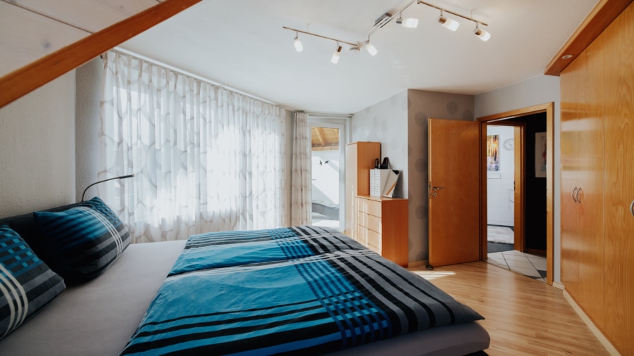 Sehr gepflegtes Zweifamilienhaus mit Einliegerwohnung in March-Neuershausen - Schlafzimmer im Dachgeschoss mit Einbauschrank