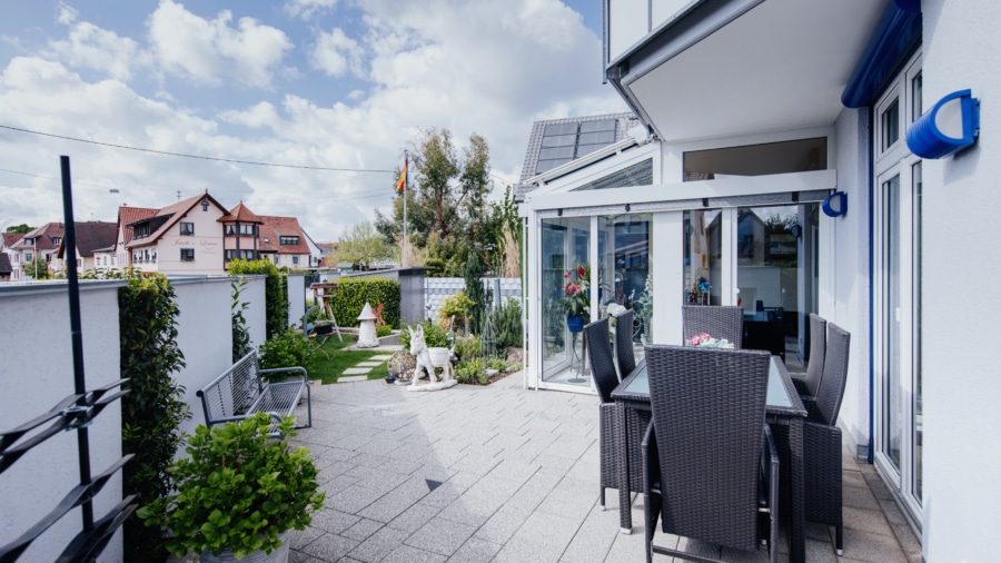 Sehr gepflegtes Zweifamilienhaus mit Einliegerwohnung in March-Neuershausen - ...und Zugang auf die Terrasse...