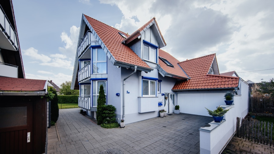 Sehr gepflegtes Zweifamilienhaus mit Einliegerwohnung in March-Neuershausen - Ansicht Haus mit Doppelgarage