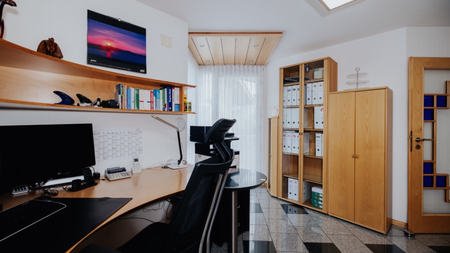 Sehr gepflegtes Zweifamilienhaus mit Einliegerwohnung in March-Neuershausen - Büro/Arbeitszimmer