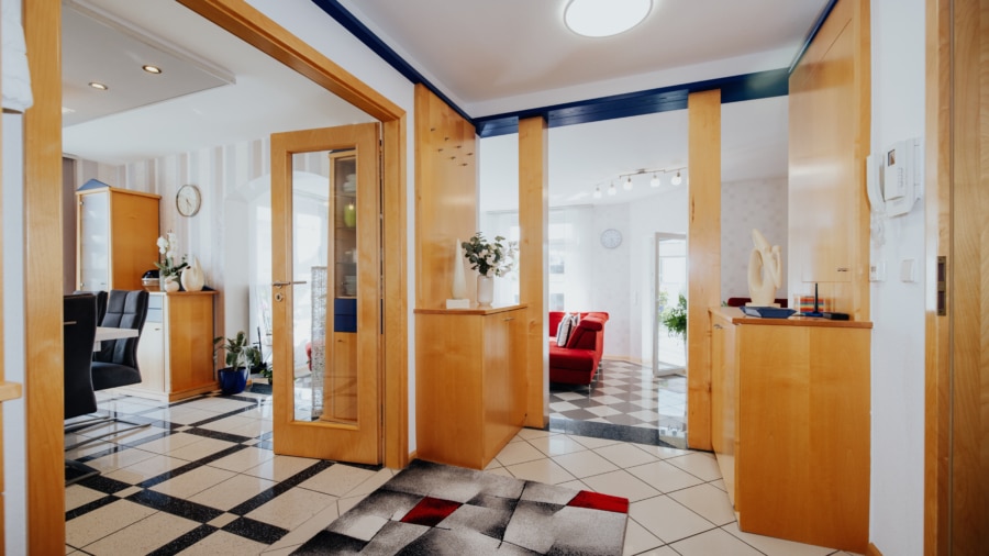 Sehr gepflegtes Zweifamilienhaus mit Einliegerwohnung in March-Neuershausen - Flurbereich mit Zugang in die Zimmer