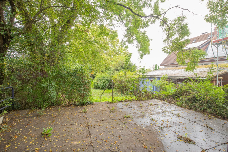 Terrasse mit Gartenzugang - Renovierungsbedürftiges Einfamilienhaus mit großem bewaldeten Grundstück in Reute