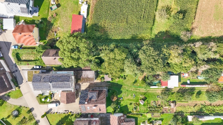 Blick von oben auf den langgezogenen, bewaldeten Grundstücksstreifen - Renovierungsbedürftiges Einfamilienhaus mit großem bewaldeten Grundstück in Reute