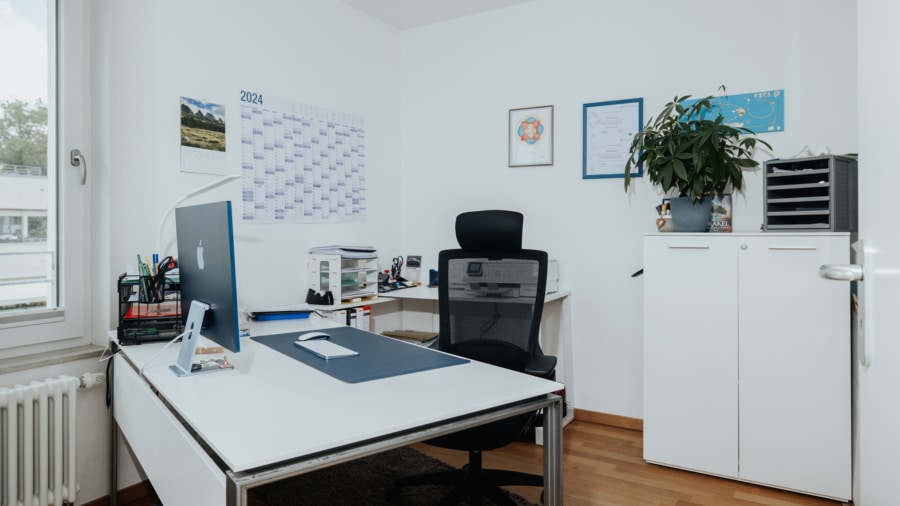 ... sowie kleinem Büro im Dachgeschoss - Junges, modernes Reihenhaus in zentraler Lage von Kirchzarten