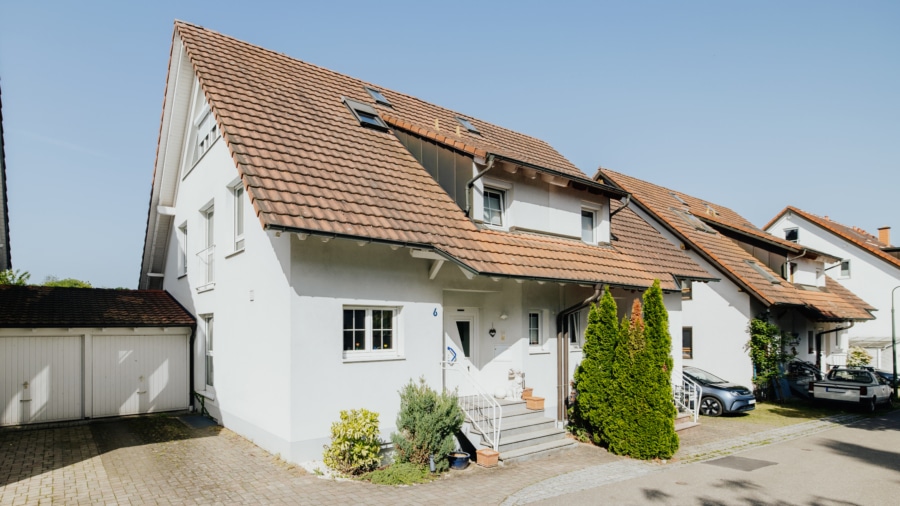 Haus- und Garagenansicht auf der Wendeplatte - Charmante Doppelhaushälfte in naturnaher Lage im schönen Gundelfingen-Wildtal