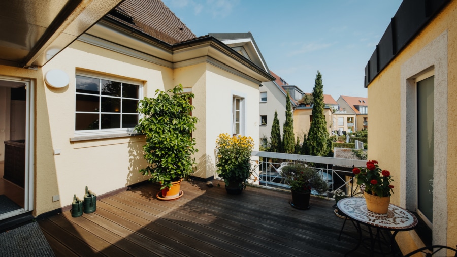 Dachterrasse und Verbindung zum Anbau - Stilvolles und repräsentatives Geschäftshaus