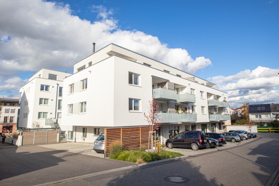 Hausansicht mit Blick auf den Weg zur Alten Bundesstraße - Ihre neue Geschäftsanschrift! Top Büro-/Praxisfläche im Ortszentrum von Gundelfingen