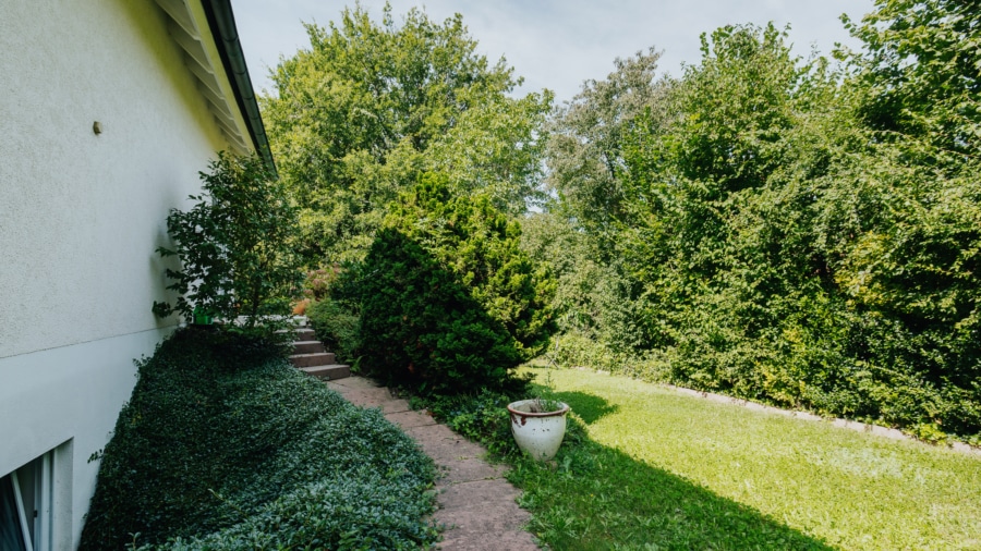 ...gepflegter Garten - Freistehendes, gepflegtes Einfamilienhaus in sehr ruhiger Lage von Bollschweil