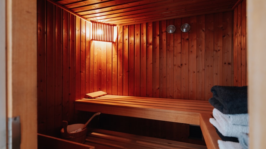 Sauna im Badezimmer (Wohnung) - The American Way of Life! Repräsentative Gewerbeimmobilie mit exklusiver Wohneinheit in Gottenheim