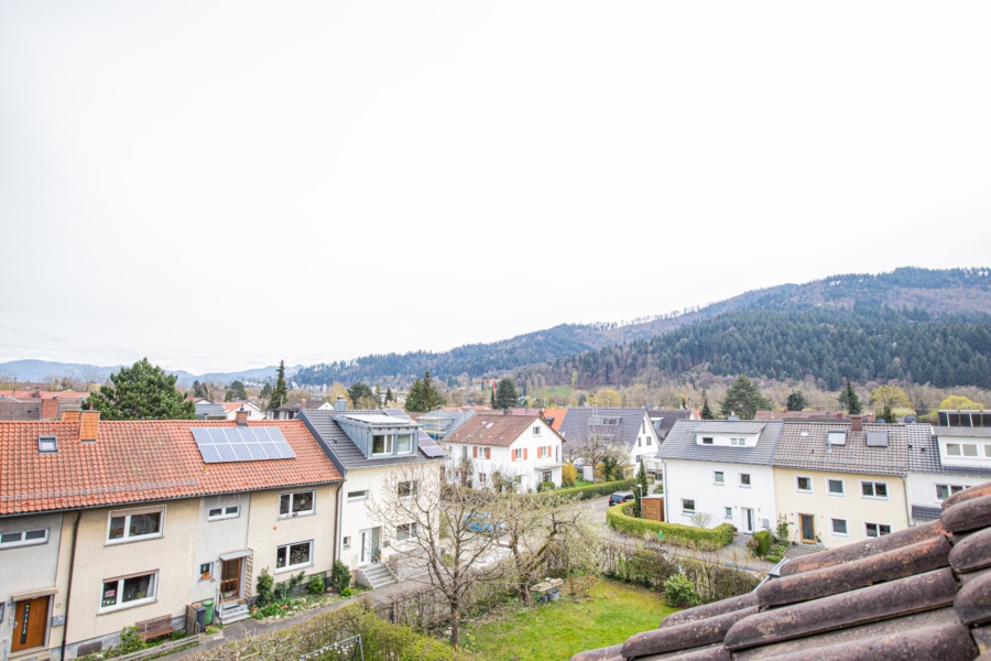 Ausblick vom Wohnbereich - Vermietete Dachgeschosswohnung in Littenweiler (Erbbaurecht)