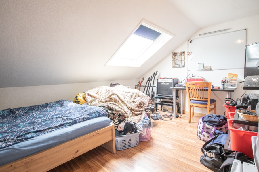 Schlafzimmer 2 - Vermietete Dachgeschosswohnung in Littenweiler (Erbbaurecht)