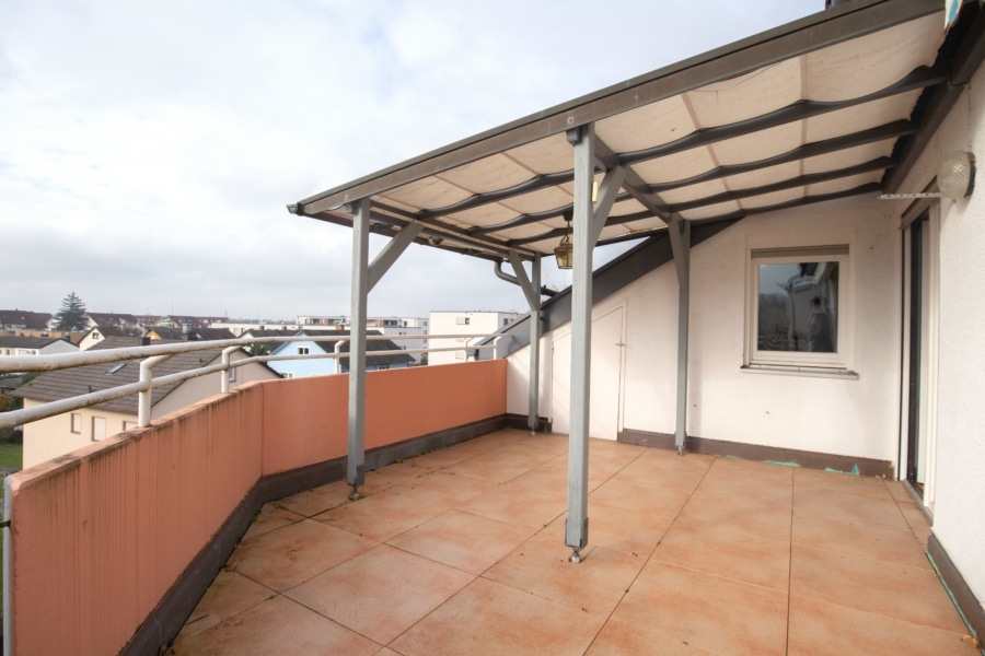 ...Balkon mit Pergola und... - Großzügige 5-Zimmer-Wohnung mit Aufzug in Kenzingen