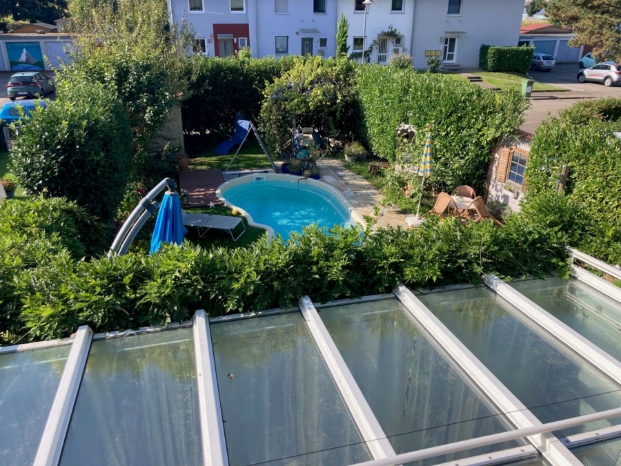 Ausblick vom Südbalkon in den Garten - Mediterranes Flair in schöner Wohnlage! Reihenendhaus mit Garten und Swimmingpool in Denzlingen