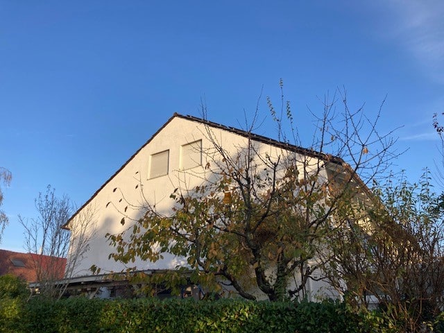 Ansicht von der Westseite - Mediterranes Flair in schöner Wohnlage! Reihenendhaus mit Garten und Swimmingpool in Denzlingen