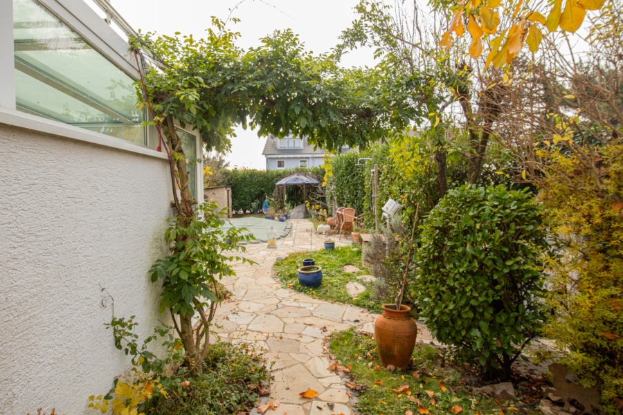 Zugang in den Garten über die Pergola - Mediterranes Flair in schöner Wohnlage! Reihenendhaus mit Garten und Swimmingpool in Denzlingen