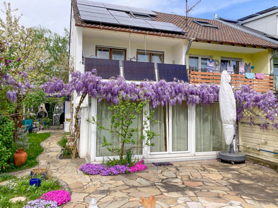 ... auf die Terrasse und in den Garten - Mediterranes Flair in schöner Wohnlage! Reihenendhaus mit Garten und Swimmingpool in Denzlingen