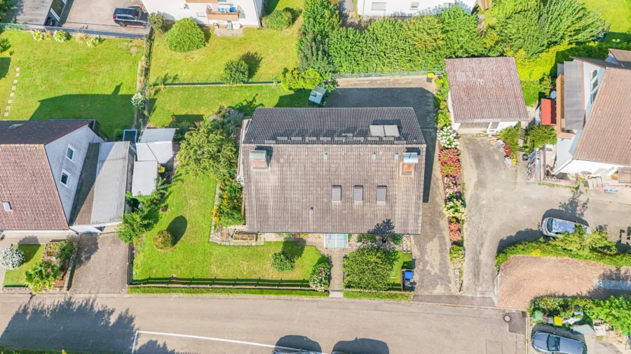 Blick auf das ca. 735 m² große Grundstück - Freistehendes Einfamilienhaus mit Einliegerwohnung in Gundelfingen