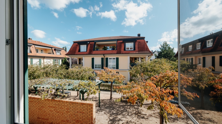 ...und Blick in den schönen Innenhof - Großzügige 5-Zimmer-Wohnung in bevorzugter Wohnlage von FR-Littenweiler