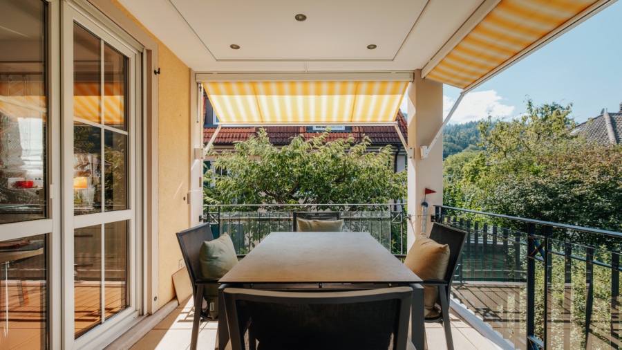 ..auf den zweiten überdachten Balkon mit Spanndecke - Großzügige 5-Zimmer-Wohnung in bevorzugter Wohnlage von FR-Littenweiler