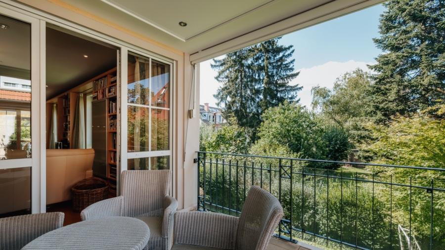 ...angrenzendem, überdachtem Balkon mit Blick ins Grüne - Großzügige 5-Zimmer-Wohnung in bevorzugter Wohnlage von FR-Littenweiler