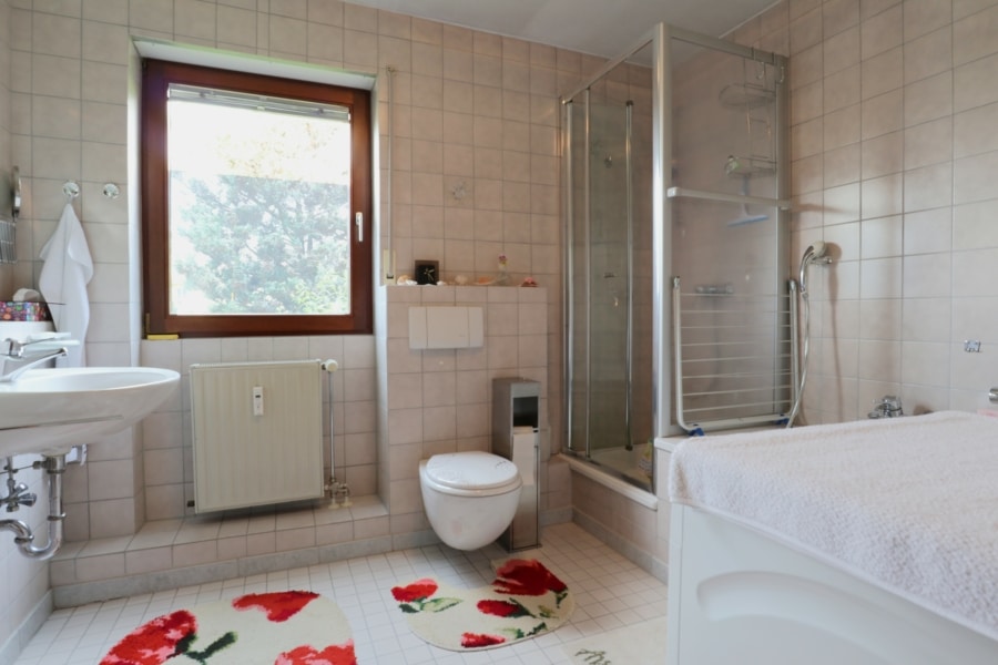 Großzügige 3-Zimmer Wohnung mit zwei Balkonen in Kirchzarten - Tageslichtbad mit Dusche und Badewanne