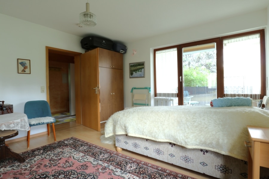 Großzügige 3-Zimmer Wohnung mit zwei Balkonen in Kirchzarten - Schlafzimmer mit Zugang zum überdachten Ost-Balkon