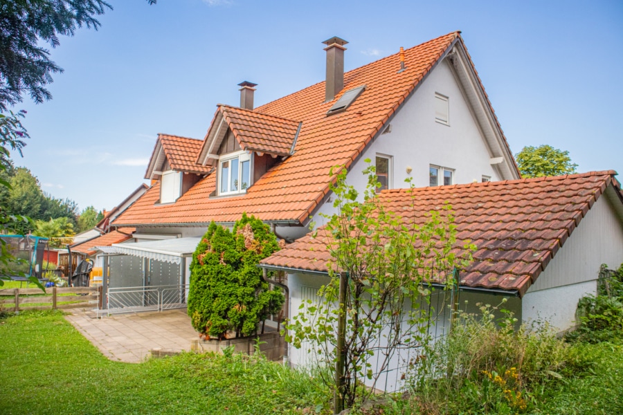 Hausansicht vom Garten - Großzügige Doppelhaushälfte mit Einliegerwohnung in Denzlingen