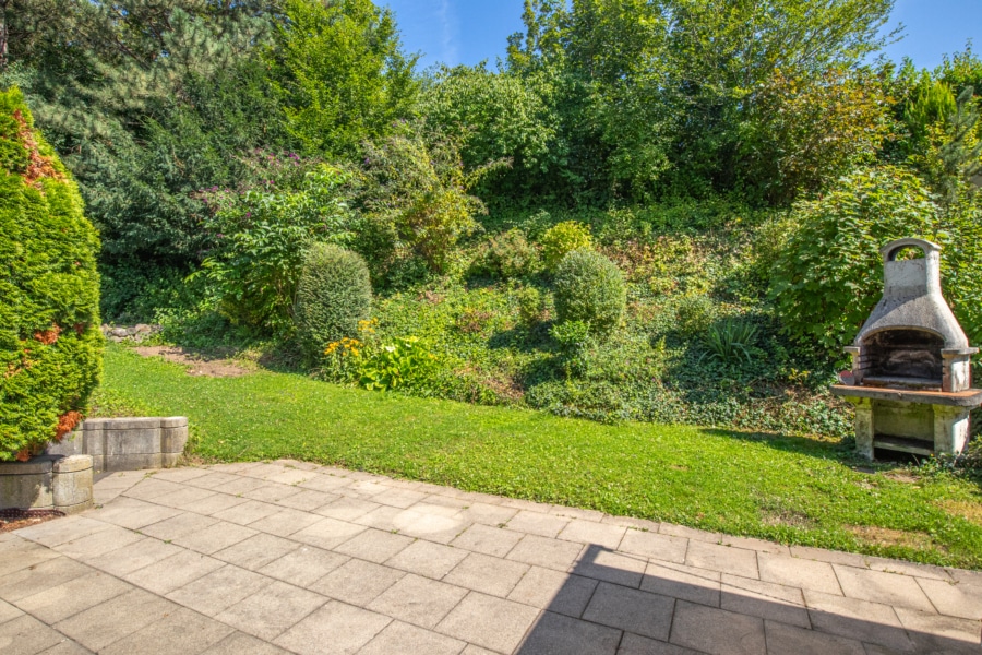 ...zur Terrasse und in den Garten - Großzügige Doppelhaushälfte mit Einliegerwohnung in Denzlingen