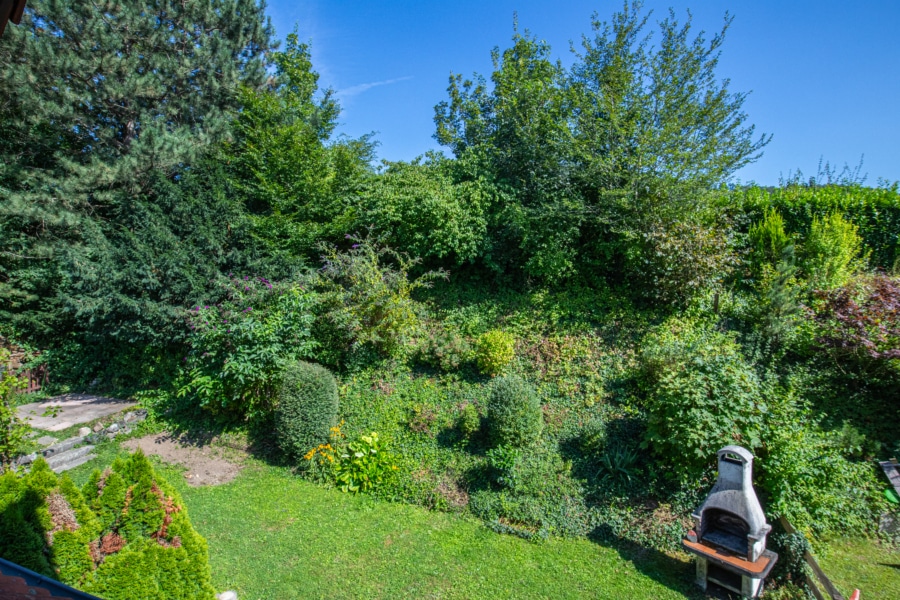 Ausblick vom Dachgeschoss in den Gartenbereich - Großzügige Doppelhaushälfte mit Einliegerwohnung in Denzlingen