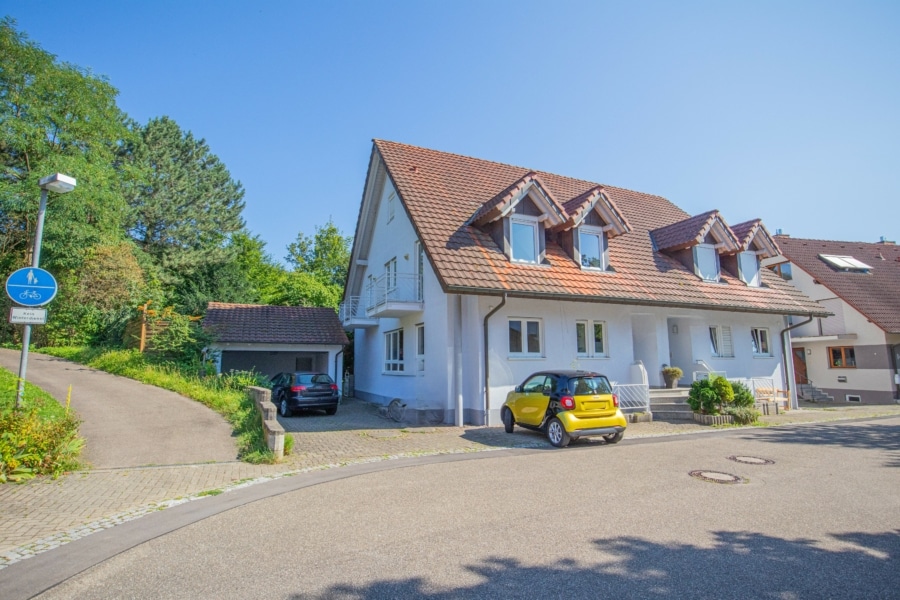 Haus- und Garagenansicht - Großzügige Doppelhaushälfte mit Einliegerwohnung in Denzlingen