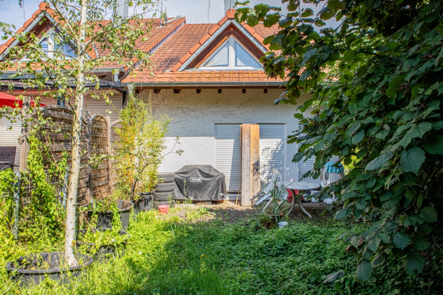 Westseite des Hauses - Vermietete, renovierungsbedürftige Doppelhaushälfte in ruhiger Lage von FR-Waltershofen