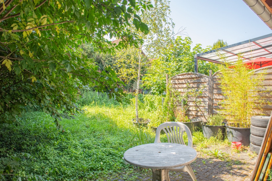 Westterrasse mit Blick in den Garten - Vermietete, renovierungsbedürftige Doppelhaushälfte in ruhiger Lage von FR-Waltershofen